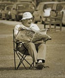 Agujereando el domingo por la mañana el periódico leído Agujereando el domingo por la mañana el periódico leído