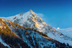 Aiguille du Midi en la puesta del sol imagen de archivo libre de regalías Aiguille du Midi en la puesta del sol imagen de archivo libre de regalías