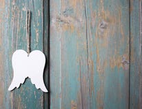 Ailes d'ange accrochant sur le fond en bois image stock Ailes d'ange accrochant sur le fond en bois image stock