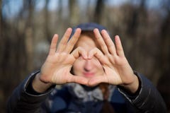 Aimez le signe de coeur de symbole des mains du ` s de fille photographie stock libre de droits Aimez le signe de coeur de symbole des mains du ` s de fille photographie stock libre de droits