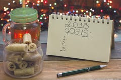 Ainda uma vida festiva com um copo claro de vidro do chá com um tampão, inscrição de 2018 objetivos, uma bacia de cookies, luzes fotos de stock royalty free Ainda uma vida festiva com um copo claro de vidro do chá com um tampão, inscrição de 2018 objetivos, uma bacia de cookies, luzes fotos de stock royalty free