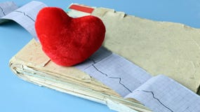 Ainda vida médica com informação paciente da saúde, cardiograma, coração imagens de stock Ainda vida médica com informação paciente da saúde, cardiograma, coração imagens de stock