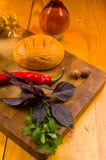 ainda vida - queijo nacional caseiro em uma placa de corte com uma faca, manjericão de Adyghe, salsa, cal, óleo de sésamo, piment imagens de stock ainda vida - queijo nacional caseiro em uma placa de corte com uma faca, manjericão de Adyghe, salsa, cal, óleo de sésamo, piment imagens de stock