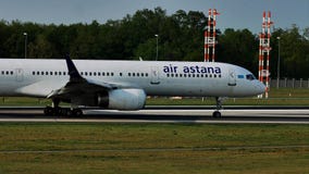 Air Astana hyvlar på landningsbana i den Frankfurt flygplatsen, FRA Air Astana hyvlar på landningsbana i den Frankfurt flygplatsen, FRA