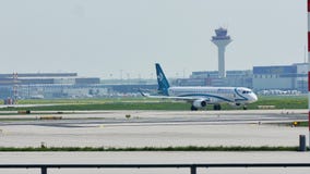 Air Dolomiti Embraer que taxiing no aeroporto de Francoforte, FRA Air Dolomiti Embraer que taxiing no aeroporto de Francoforte, FRA