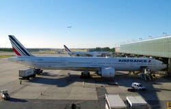 Air France-de lading van de vliegtuiglading alvorens het bewegen aan de hub te beginnen zich om passagiers in te schepen stock afbeeldingen Air France-de lading van de vliegtuiglading alvorens het bewegen aan de hub te beginnen zich om passagiers in te schepen stock afbeeldingen