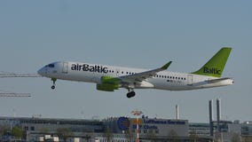 AirBaltic dżetowego samolotu lądowanie w Monachium lotnisku, MUC AirBaltic dżetowego samolotu lądowanie w Monachium lotnisku, MUC