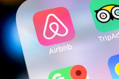 Airbnb在苹果计算机iPhone x屏幕特写镜头的应用象 Airbnb app象 Airbnb com是书库的网上网站 社会 库存照片 Airbnb在苹果计算机iPhone x屏幕特写镜头的应用象 Airbnb app象 Airbnb com是书库的网上网站 社会 库存照片