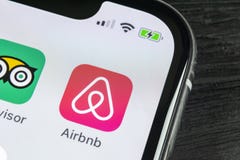Airbnb在苹果计算机iPhone x屏幕特写镜头的应用象 Airbnb app象 Airbnb com是书库的网上网站 社会 免版税库存照片 Airbnb在苹果计算机iPhone x屏幕特写镜头的应用象 Airbnb app象 Airbnb com是书库的网上网站 社会 免版税库存照片