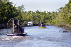 Airboats sur la rivière image libre de droits Airboats sur la rivière image libre de droits