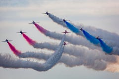 Airshow Bournemouth - RAF Red Arrows-Anzeigen lizenzfreies stockfoto Airshow Bournemouth - RAF Red Arrows-Anzeigen lizenzfreies stockfoto