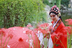 Aisa kobiety Peking Pekin opery kostiumów pawilonu Chińskiego ogródu dramata sztuki panny młodej chwyta czerwieni parasola Porcel obraz royalty free Aisa kobiety Peking Pekin opery kostiumów pawilonu Chińskiego ogródu dramata sztuki panny młodej chwyta czerwieni parasola Porcel obraz royalty free