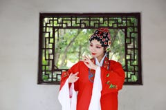 Aisa opery kobiety Peking Pekin opery pawilonu Chińskiego ogródu panny młodej dramata sztuki plenerowy porcelanowy tradycyjny kos obraz royalty free Aisa opery kobiety Peking Pekin opery pawilonu Chińskiego ogródu panny młodej dramata sztuki plenerowy porcelanowy tradycyjny kos obraz royalty free
