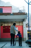 Aiuto della ragazza disabile fotografia stock libera da diritti Aiuto della ragazza disabile fotografia stock libera da diritti