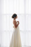 Aiuto di nozze Mani delle damigelle d'onore sul vestito nuziale Matrimonio felice e sposa al concetto di giorno delle nozze fotografia stock Aiuto di nozze Mani delle damigelle d'onore sul vestito nuziale Matrimonio felice e sposa al concetto di giorno delle nozze fotografia stock