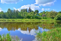 Ajardine com a igreja do ícone da mãe do deus Tikhvin no rio de Tvertza na cidade de Torzhok imagem de stock Ajardine com a igreja do ícone da mãe do deus Tikhvin no rio de Tvertza na cidade de Torzhok imagem de stock