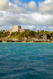 Ajardine la vista de ruinas mayas en la costa del océano de Tulum Foto de archivo libre de regalías Ajardine la vista de ruinas mayas en la costa del océano de Tulum Foto de archivo libre de regalías