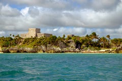 Ajardine la vista de ruinas mayas en la costa del océano de Tulum Imagen de archivo libre de regalías Ajardine la vista de ruinas mayas en la costa del océano de Tulum Imagen de archivo libre de regalías
