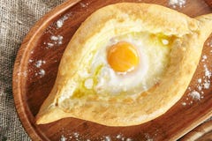 Ajarian Khachapuri con queso y el huevo crudo imagen de archivo Ajarian Khachapuri con queso y el huevo crudo imagen de archivo