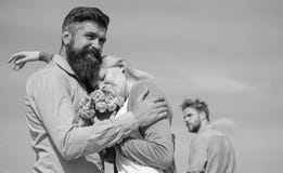 Ajouter ? la date romantique de bouquet Mari ex jaloux sur le fond Couples dans l'amour datant le jour ensoleill? ext?rieur, ciel photographie stock libre de droits Ajouter ? la date romantique de bouquet Mari ex jaloux sur le fond Couples dans l'amour datant le jour ensoleill? ext?rieur, ciel photographie stock libre de droits