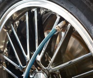Ajoutez la pression d'azote dans la voiture de pneu image stock Ajoutez la pression d'azote dans la voiture de pneu image stock