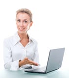 Ajudante administrativo amigável na mesa com um portátil Imagem de Stock Ajudante administrativo amigável na mesa com um portátil Imagem de Stock