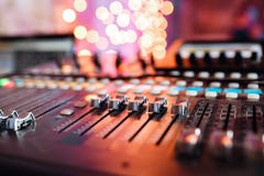 Ajustador del Od y botones rojos de una consola de mezcla Se utiliza para que las modificaciones de las señales de audio alcancen imagenes de archivo Ajustador del Od y botones rojos de una consola de mezcla Se utiliza para que las modificaciones de las señales de audio alcancen imagenes de archivo