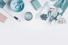 Ajuste cosmético azul para cuidados com a pele faciais com as flores brancas da orquídea, as ferramentas caseiros da máscara e os fotografia de stock royalty free Ajuste cosmético azul para cuidados com a pele faciais com as flores brancas da orquídea, as ferramentas caseiros da máscara e os fotografia de stock royalty free