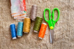 Ajuste costurando: tesouras, linhas multi-coloridas, agulhas, tela imagem de stock Ajuste costurando: tesouras, linhas multi-coloridas, agulhas, tela imagem de stock
