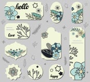 Ajuste das etiquetas diferentes com as flores da margarida azul e garatujas bonitos ilustração stock Ajuste das etiquetas diferentes com as flores da margarida azul e garatujas bonitos ilustração stock