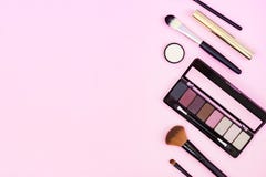 Ajuste dos cosméticos decorativos no fundo cor-de-rosa pastel Espa?o para o texto fotografia de stock Ajuste dos cosméticos decorativos no fundo cor-de-rosa pastel Espa?o para o texto fotografia de stock
