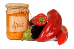 Ajvar - εύγευστο πιάτο των κόκκινων και πράσινων πιπεριών, κρεμμύδια, σκόρδο, μελιτζάνα Ajvar στο βάζο Στοκ Φωτογραφία Ajvar - εύγευστο πιάτο των κόκκινων και πράσινων πιπεριών, κρεμμύδια, σκόρδο, μελιτζάνα Ajvar στο βάζο Στοκ Φωτογραφία