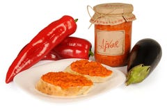 Ajvar - εύγευστο πιάτο των κόκκινων και πράσινων πιπεριών, κρεμμύδια, σκόρδο, μελιτζάνα Ajvar στο βάζο Σάλτσα που διαδίδεται σε δ Στοκ Εικόνες Ajvar - εύγευστο πιάτο των κόκκινων και πράσινων πιπεριών, κρεμμύδια, σκόρδο, μελιτζάνα Ajvar στο βάζο Σάλτσα που διαδίδεται σε δ Στοκ Εικόνες