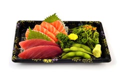 Akami o el atún y Salmon Sashimi llenan de la comida japonesa de la tradición del guisante de paloma y de la ensalada picante de imagen de archivo libre de regalías Akami o el atún y Salmon Sashimi llenan de la comida japonesa de la tradición del guisante de paloma y de la ensalada picante de imagen de archivo libre de regalías