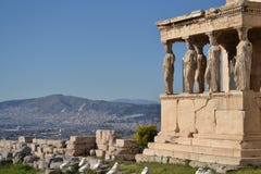 Akropolis, Athene, Karyatides met cityscape en bluhemel royalty-vrije stock afbeelding Akropolis, Athene, Karyatides met cityscape en bluhemel royalty-vrije stock afbeelding
