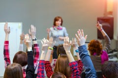 Aktive Studenten, die Arme herauf bereites, Lehrer-Frage zu beantworten anheben stockbild Aktive Studenten, die Arme herauf bereites, Lehrer-Frage zu beantworten anheben stockbild