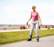 Aktiver junge Frau Rollerskating im Freien stockbild Aktiver junge Frau Rollerskating im Freien stockbild