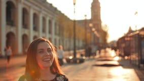 Aktywna przyjaciel para wysocy pięć Seksowny dama przodu twarzy widok Zakończenie zdjęcie wideo Aktywna przyjaciel para wysocy pięć Seksowny dama przodu twarzy widok Zakończenie zdjęcie wideo