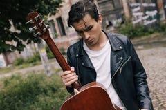 Aktör för gitarr för musikerkonsertövning arkivbild Aktör för gitarr för musikerkonsertövning arkivbild