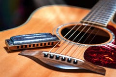 Akustikgitarre mit Blauharmonikaland lizenzfreie stockfotos Akustikgitarre mit Blauharmonikaland lizenzfreie stockfotos