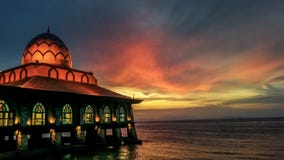 Заход солнца над мечетью Al-Hussain в Kuala Perlis стоковая фотография Заход солнца над мечетью Al-Hussain в Kuala Perlis стоковая фотография