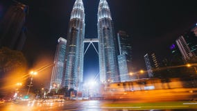 Al rallentatore delle torri di Petronas del grattacielo in Kuala Lumpur stock footage Al rallentatore delle torri di Petronas del grattacielo in Kuala Lumpur stock footage