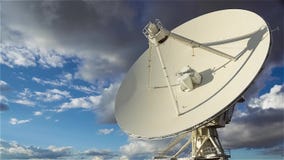 Al rallentatore di singolo piatto di osservatorio molto grande della radio di matrice Al rallentatore di singolo piatto di osservatorio molto grande della radio di matrice