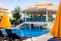 Alanya, Turkije, 8 September Hotelbar over zwembad wordt gesitueerd dat Villazonnebloem De vakantieconcept van de zomer stock afbeeldingen Alanya, Turkije, 8 September Hotelbar over zwembad wordt gesitueerd dat Villazonnebloem De vakantieconcept van de zomer stock afbeeldingen