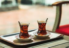 ALANYA, ΤΟΥΡΚΊΑ - ΜΠΟΡΈΣΤΕ, 22: Τουρκικό τσάι στα παραδοσιακά γυαλιά τουλιπών στον πίνακα στον καφέ οδών Simitci Dunyasi Στοκ εικόνα με δικαίωμα ελεύθερης χρήσης ALANYA, ΤΟΥΡΚΊΑ - ΜΠΟΡΈΣΤΕ, 22: Τουρκικό τσάι στα παραδοσιακά γυαλιά τουλιπών στον πίνακα στον καφέ οδών Simitci Dunyasi Στοκ εικόνα με δικαίωμα ελεύθερης χρήσης