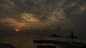 Alba al Kanyakumari, una vista della siluetta con le rocce e la gente che lo guardano fotografia stock libera da diritti Alba al Kanyakumari, una vista della siluetta con le rocce e la gente che lo guardano fotografia stock libera da diritti