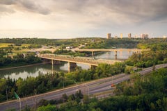Alba di primo mattino a Edmonton River Valley immagini stock libere da diritti Alba di primo mattino a Edmonton River Valley immagini stock libere da diritti