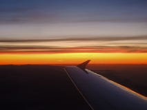 Alba fantastica sopra le alpi prese dalla finestra dell'aeroplano fotografie stock Alba fantastica sopra le alpi prese dalla finestra dell'aeroplano fotografie stock