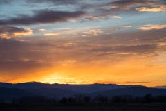 Alba naturale di tramonto sopra il campo o il prato Cielo drammatico luminoso immagini stock libere da diritti Alba naturale di tramonto sopra il campo o il prato Cielo drammatico luminoso immagini stock libere da diritti