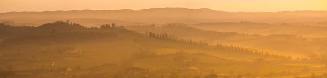 Alba nelle terre della Toscana Colori caldi sulle colline e sulla foschia immagine stock libera da diritti Alba nelle terre della Toscana Colori caldi sulle colline e sulla foschia immagine stock libera da diritti